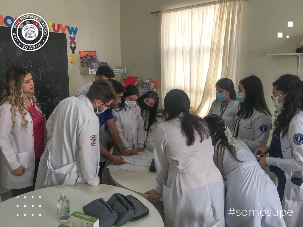 Inspección médica a niños del hogar Santa Elena de CDE